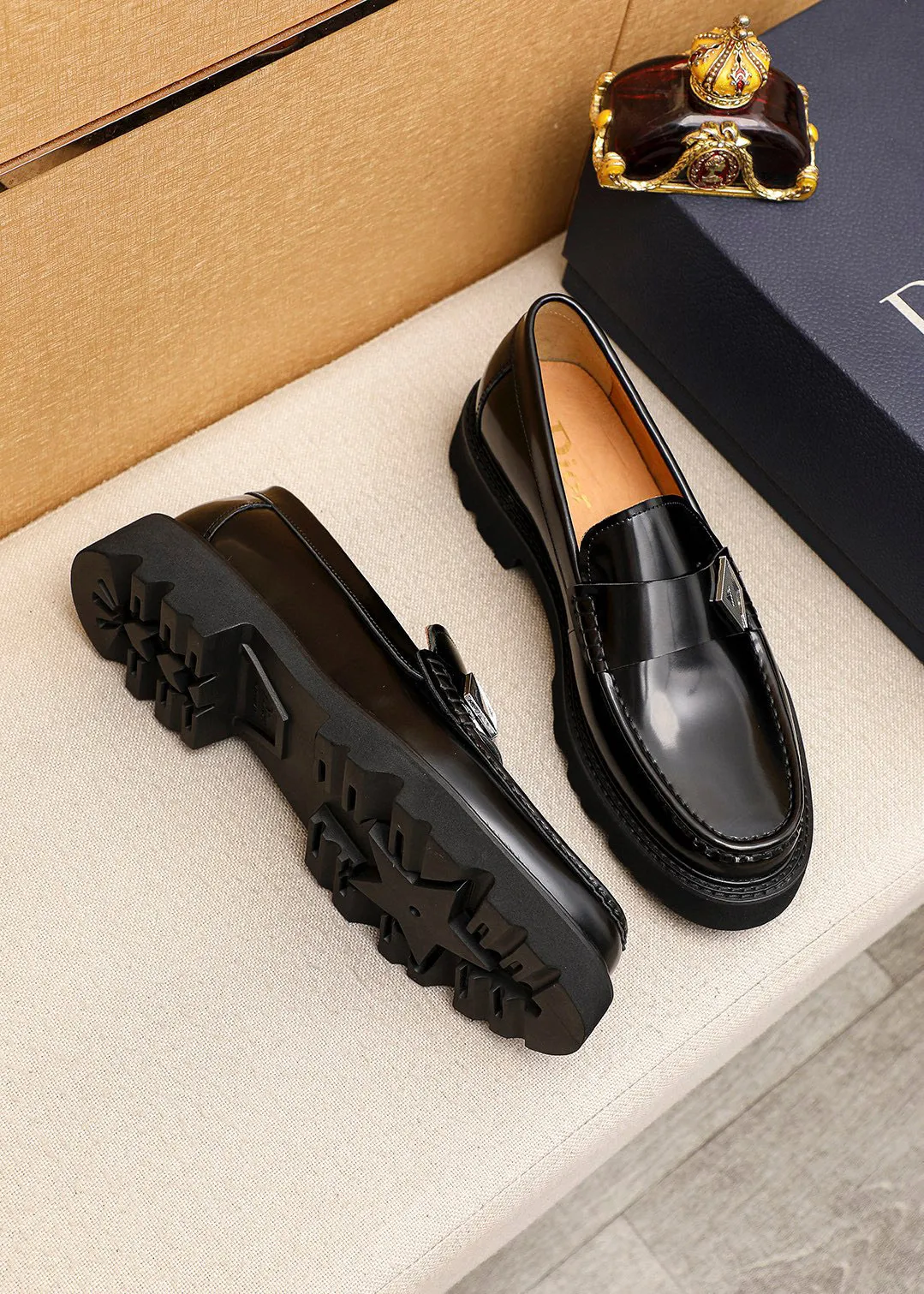Men's shoes 💰480 💐 Product trademark: Dior "Dior" casual leather shoes Regular size: 39-44 (45🉑️customized) Product materials: Selected Italian imported first-layer beaded cowhide upper + classic hardware buckle, imported water-dyed 🐂 cowhide lining. Strong three-dimensional visual effect, original outsole Color: 3⃣️colors available